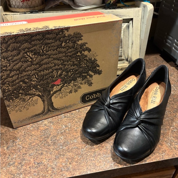 Cobb Hill by New Balance Black Leather Flats - Picture 1 of 9